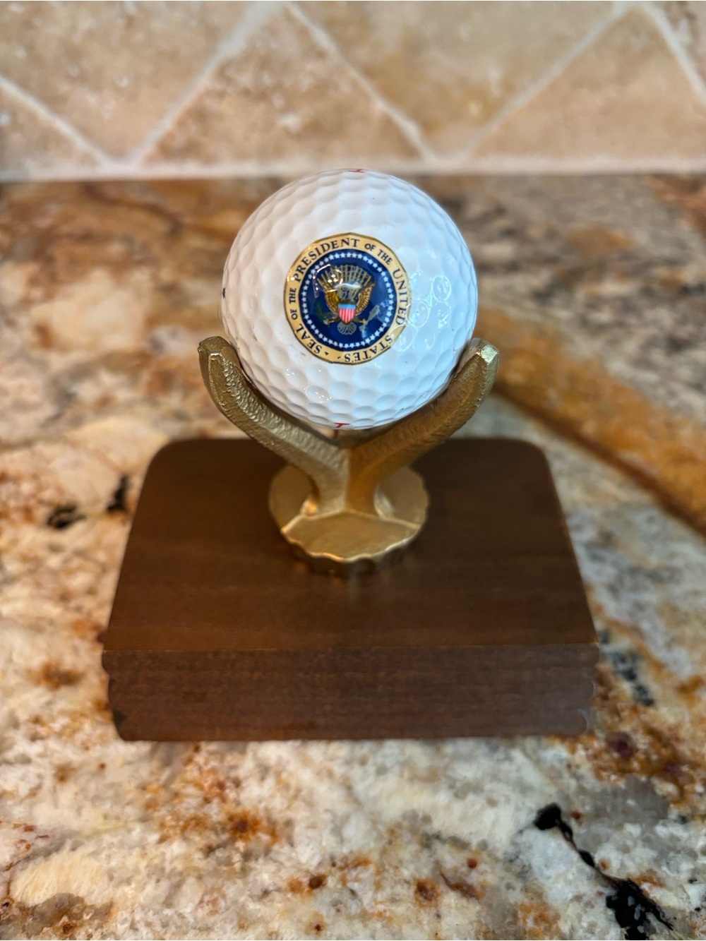 Presidential Seal Titlest Golf Ball & Display - President George Bush 384 DT 90